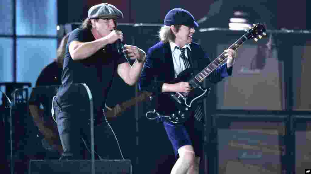 Brian Johnson, izquierda, y Angus Young de AC/DC se presentan en los Grammy.