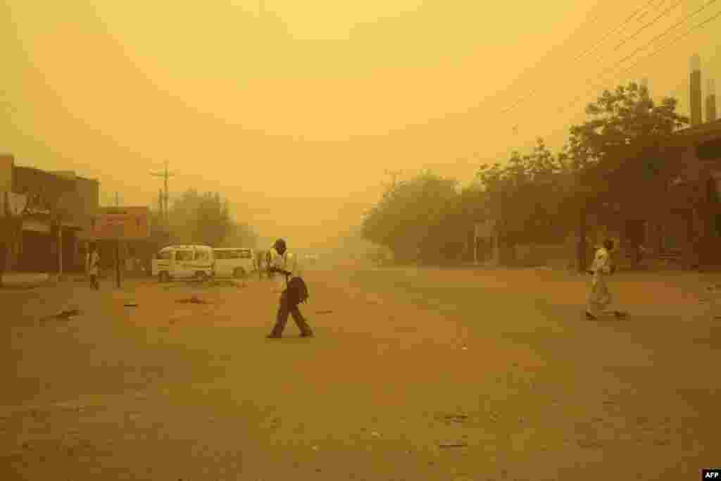 La tempête de sable n’empêche pas les habitants de marcher dans les rues de Khartoum, au Soudan, le 29 mars 2018.