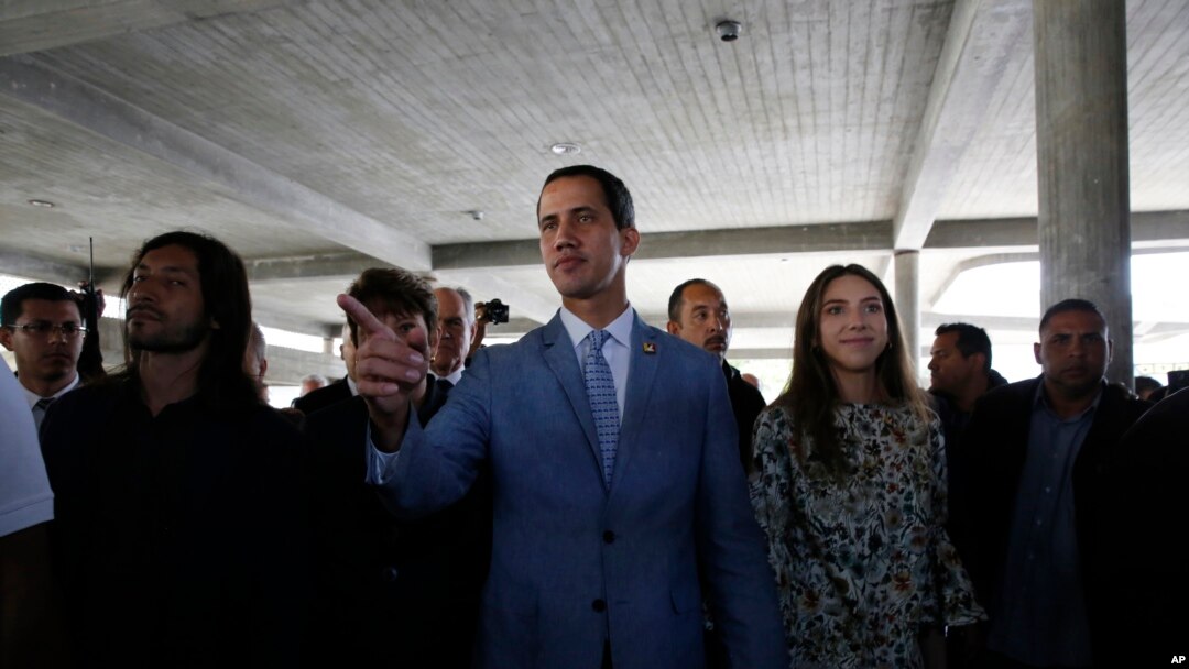 El líder de la Asamblea Nacional de Venezuela, Juan Guaidó, se declaró presidente de su país el 23 de enero, dos semanas después que el presidente Nicolás Maduro asumiera un segundo mandato.