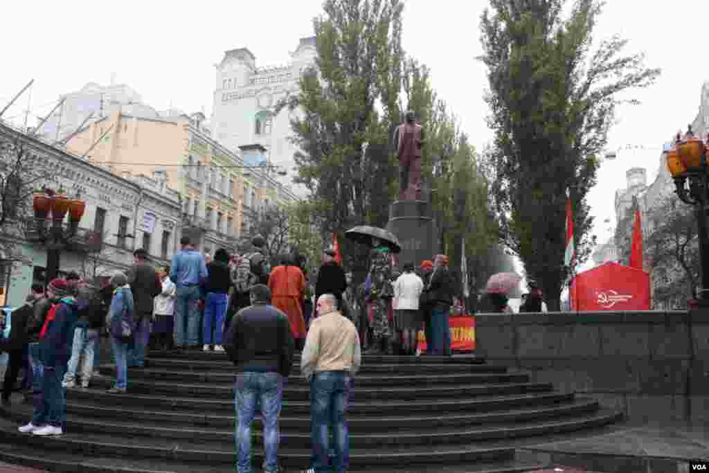 К монументу коммунистическому вождю в Киеве пришли несколько десятков человек