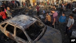 Palestinos observan los daños causados por un ataque israelí en el exterior de un hospital en Deir al Balah, en la Franja de Gaza, el 14 de octubre de 2024.