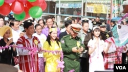 မြဝတီ-မဲဆောက် နယ်စပ်ဂိတ်ဖွင့်ပွဲအခမ်းအနား (ဓာတ်ပုံ-ဗွီအိုအေမြန်မာပိုင်း) ၂၈ သြဂုတ် ၂၀၁၃