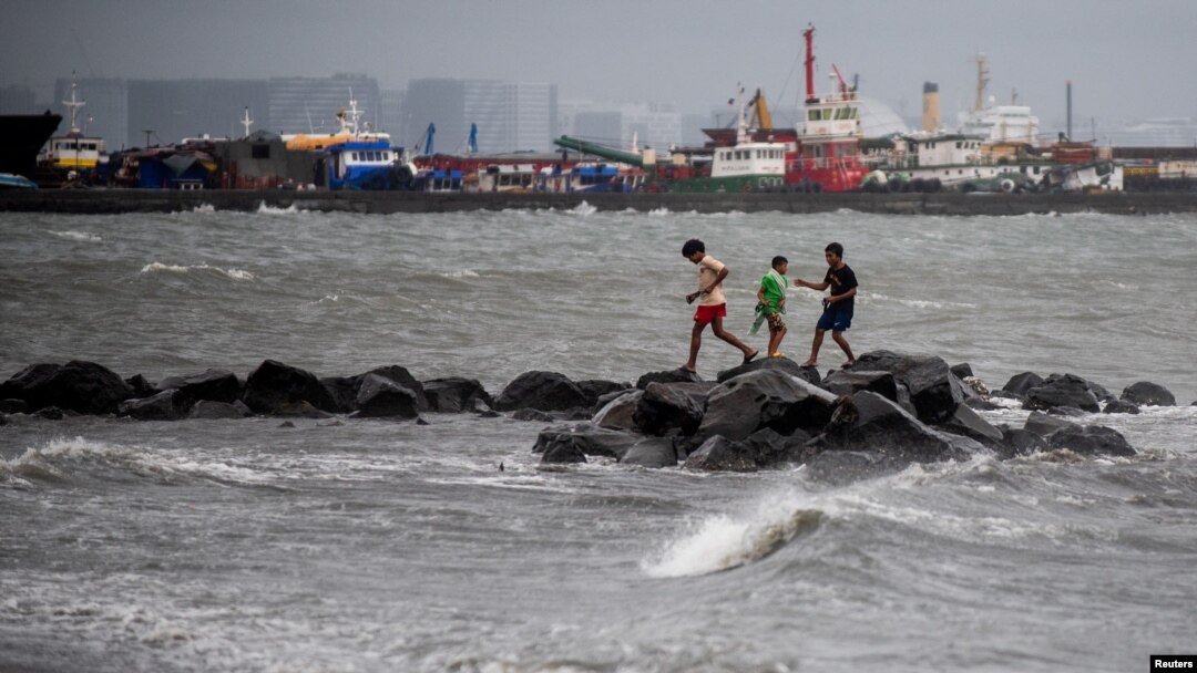 Abaturage ba Filipine bagerageza guhunga imyuzure
