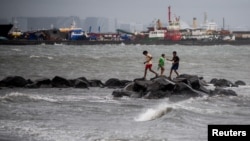 Abaturage ba Filipine bagerageza guhunga imyuzure