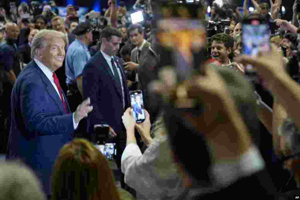 Mokonzi ya kala Donald Trump azali koyanola na bapanzi nsango nsima na bondongwani na bango na etando eke na&nbsp;National Constitution Center, Philadelphie, Pennsylvanie, 10 sanza ya libwa 2024.&nbsp;(AP Photo/Pablo Martinez Monsivais)