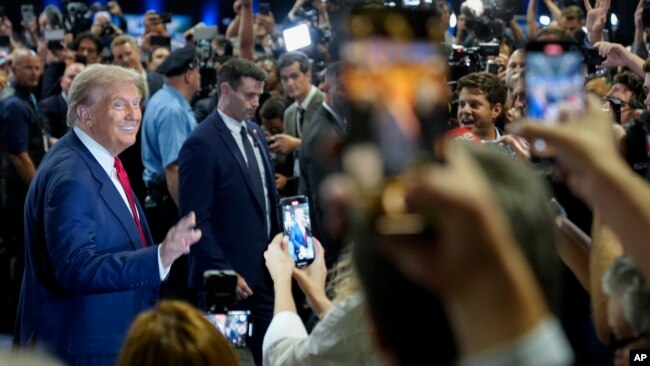 El candidato presidencial republicano y expresidente Donald Trump habla con periodistas en la sala de prensa después del debate presidencial con la candidata presidencial demócrata, la vicepresidenta Kamala Harris, el martes 10 de septiembre de 2024, en Filadelfia.