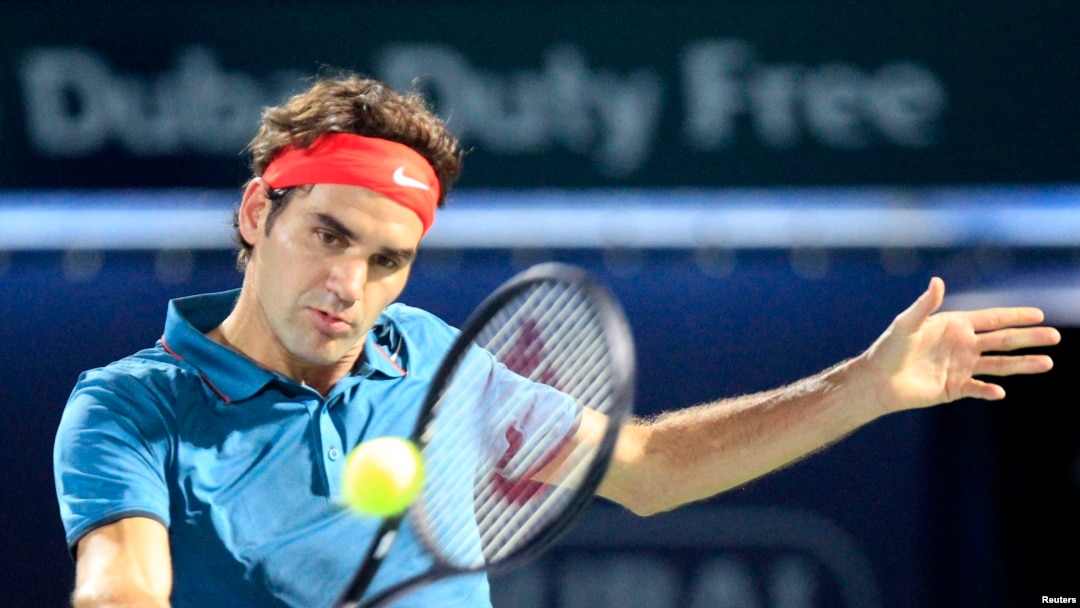 Roger Federer (petenis Swiss) mengembalikan bola saat bertanding melawan Benyamin Becker (petenis Jerman) dalam ATP Dubai Tennis Championships (24/2).