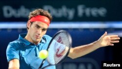 Roger Federer (petenis Swiss) mengembalikan bola saat bertanding melawan Benyamin Becker (petenis Jerman) dalam ATP Dubai Tennis Championships (24/2).