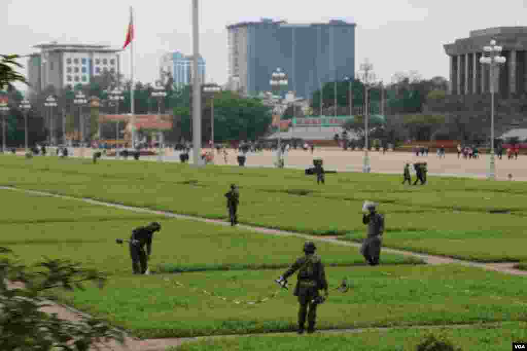 هانوی در آستانه دیدار پرزیدنت ترامپ و رهبر کره شمالی - گروهی از سربازان با مین&zwnj;یاب در نزدیکی کاخ ریاست جمهوری ویتنام به دنبال هرگونه شیء مشکوک هستند.