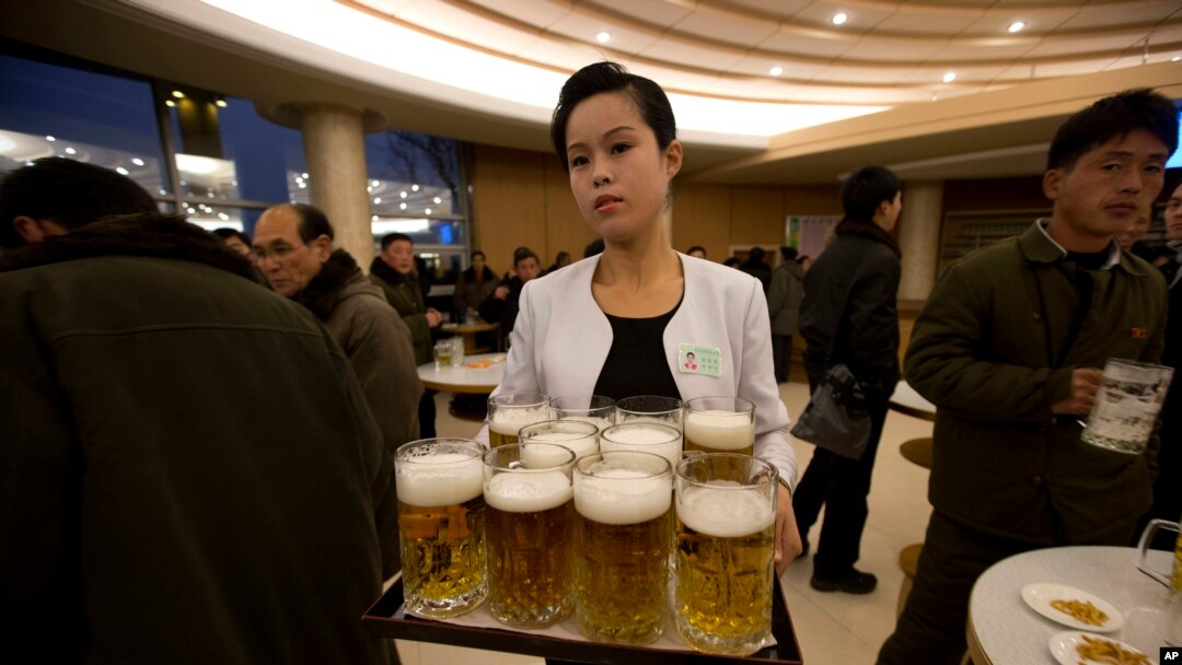 Cô phục vụ mang bia cho khách tại một nhà hàng ở Pyongyang