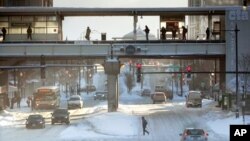 Un hombre cruza la Roosevelt Road en Chicago, en medio de la tormental invernal del 15 de febrero de 2021 que afectó a varios estados en EE. UU.