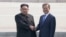 Lider Sjeverne Koreje Kim Džong Un i Južne Koreje Mun Džae-in srdačno su se rukovali u istorijskom susretu u Demilitarizovanoj zoni na granici između dvije zemlje.