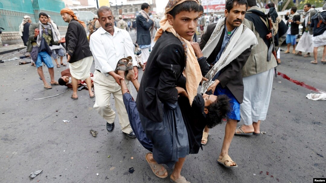 Pemberontak Syiah Houthi membawa korban yang terluka akibat serangan bom bunch diri di Sanaa (9/10).