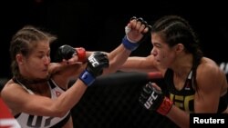 Dua atlet putri Mixed Martial Arts, Claudia Gadelha (kanan) dari Brazil dan Karolina Kowalkiewicz dari Polandia di Jeunesse Arena, Rio de Janeiro, Brazil, 3 Juni 2017.