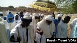 L'imam Djigarey Ber Imam Abrahaman Ben Essayati prie lors de la fête du mouton, ou Tabaski, à Tombouctou, le 12 septembre 2016. (VOA/Kassim Traoré)