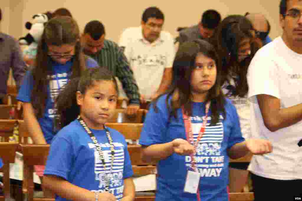 La reunión de los niños con congresistas se inició con una oración en la que se pidió por los inmigrantes y por la reforma migratoria.