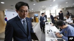 South Korean Vice Unification Minister Chun Hae-sung leaves after a press conference at the Unification Ministry in Seoul, South Korea, March 22, 2019.