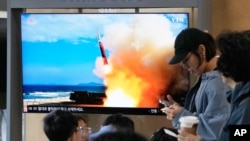 韩国首尔火车站，电视屏幕在播放一档新闻节目时显示了朝鲜导弹发射的资料画面。(2026年10月3日)
