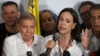 ARCHIVO - La lideresa opositora María Corina Machado habla con los medios acompañada por el candidato presidencial Edmundo González Urrutia, luego de los resultados de las elecciones presidenciales en Caracas el 29 de julio de 2024.