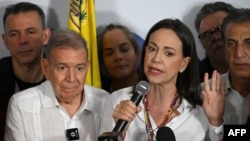 ARCHIVO - La lideresa opositora María Corina Machado habla con los medios acompañada por el candidato presidencial Edmundo González Urrutia, luego de los resultados de las elecciones presidenciales en Caracas el 29 de julio de 2024.