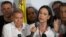 ARCHIVO - La lideresa opositora María Corina Machado habla con los medios acompañada por el candidato presidencial Edmundo González Urrutia, luego de los resultados de las elecciones presidenciales en Caracas el 29 de julio de 2024.