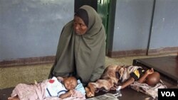 Timoun ki nan malnitrisyon ki soti nan sid somali nan yon lopital Bandar, Mogadishu