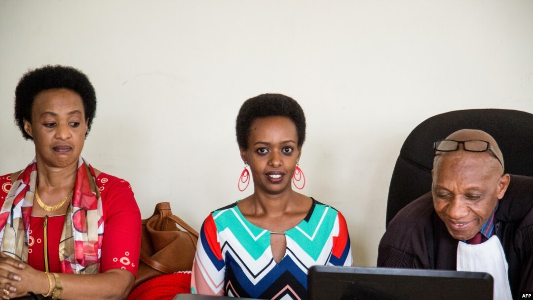 Diane Rwigara n'umubyeyi we, Adeline Rwigara, bicaranye n'umwavoka ubaburanira, Pierre Buhuru, ku rukiko rukuru i Kigali, Rwanda kw'itariki 7-11-2018