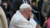 Durante la ceremonia en la Plaza de España, en Roma, el 8 de diciembre de 2022, se pudo ver al papa Francisco secandose los ojos.