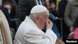 Durante la ceremonia en la Plaza de España, en Roma, el 8 de diciembre de 2022, se pudo ver al papa Francisco secandose los ojos.