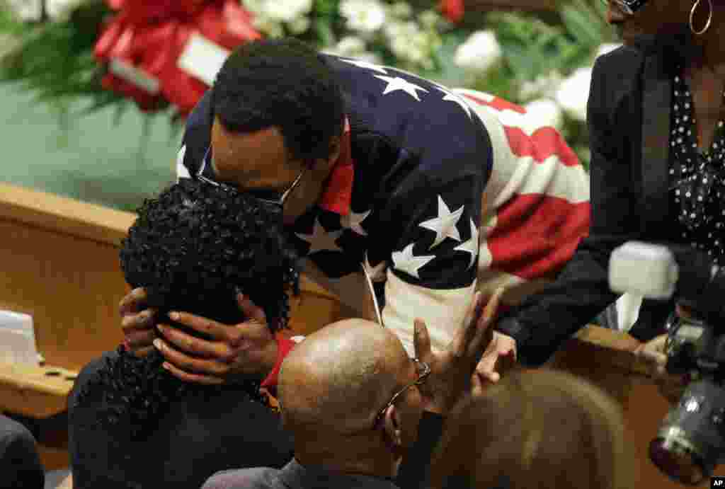 A mourner embraces Gloria Darden, left, mother of Freddie Gray, before Gray&#39;s funeral, in Baltimore, April 27, 2015.