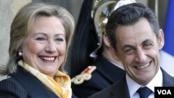 Presiden Perancis Nicolas Sarkozy (kanan) menyambut kedatangan Menlu AS Hillary Clinton di Istana Elysee, Perancis, Senin (14/3).