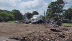 Փրկարարական ջոկատները անցնում են ավերված տների և աղբի կույտերի միջով՝ Թենեսիում ջրհեղեղի հետևանքով անհետ կորածների որոնումներում: