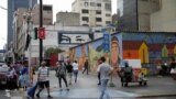 ARCHIVO - Venezolanos caminan por una calle de Caracas. 
