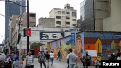 Ciudadanos caminan por una calle de Caracas. Caracas, Venezuela 17 de abril, 2024. REUTERS/Leonardo Fernandez Viloria