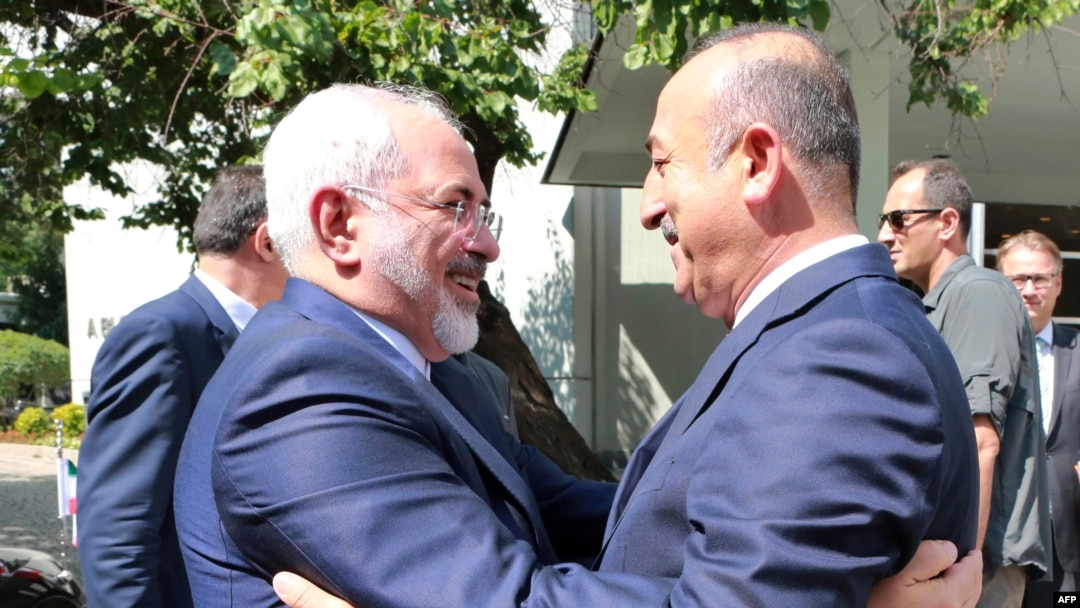 Ngoại trưởng Thổ Nhĩ Kỳ Mevlut Cavusoglu (phải) chào đón người đồng cấp Iran Mohammad Javad Zarif tại Ankara, ngày 12 tháng 8 năm 2016.