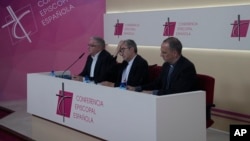 El presidente de la Conferencia Episcopal Española, Luis Argüello (centro) y el presidente de la Conferencia de Órdenes Religiosas de España, Jesús Díaz Sariego, en conferencia de prensa en Madrid, el 9 de julio del 2024. 