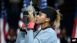 Naomi Osaka bo twofé a apre li ranpote la viktwa sou Serena Williams nan final medam yo nan tounwa Open Tenis Ameriken an. 
