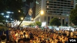 香港学联发起七一游行后预演占领中环 (美国之音图片海彦拍摄)