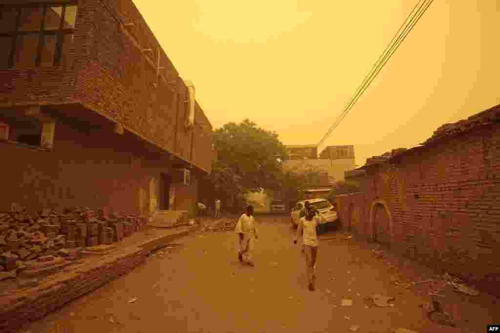 Des habitants de Khartoum en pleine tempête de sable, au Soudan, le 29 mars 2018.