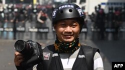 Fotografer AP, Thein Zaw, saat meliput aksi demo di Yangon, 26 Februari 2021, sehari sebelum ditangkap pihak berwenang. (Foto: STR / AFP)