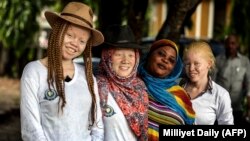 Perempuan-perempuan Albino di Darussalam, Tanzania. 