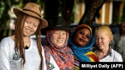 Des albinos à Dar es Salaam, Tanzanie. 