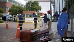 En la ciudad de Guayaquil, donde se concentra la mayor cantidad de contagios y fallecidos, en las últimas semanas se han registrado problemas para recoger cadáveres en hogares