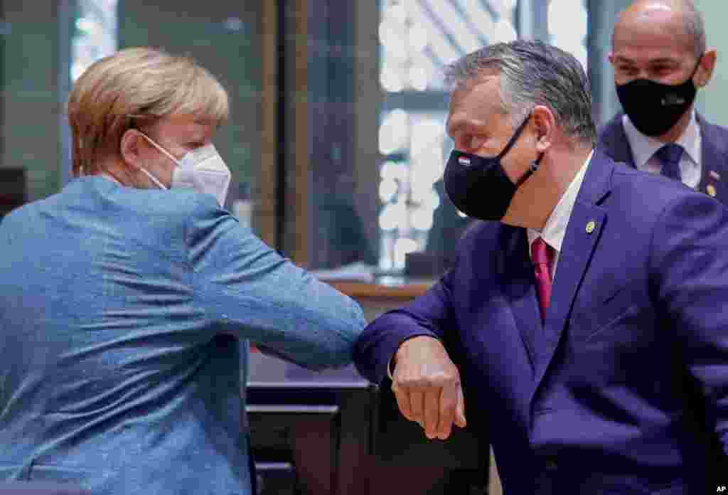 صدراعظم آلمان و نخست وزیر مجارستان اینگونه سلام می‌کنند. کرونا نحوه مواجهه رهبران جهان را تغییر داده است. 