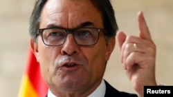 Catalan regional president Artur Mas gestures during a news conference at Palau de la Generalitat in Barcelona, Oct. 14, 2014. 