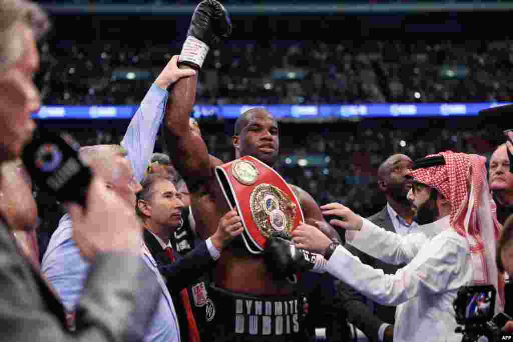 Moyi Grande-Bretagne Daniel Dubois atomboli loboko nsima na kolonga moyi Grande-Bretange mosusu Anthony Joshua na bitumba ya ba poids lourds ya molongo ya IBF na satde Wembley, Londres, sanza ya libwa 21 2024. (Photo by Adrian Dennis / AFP)