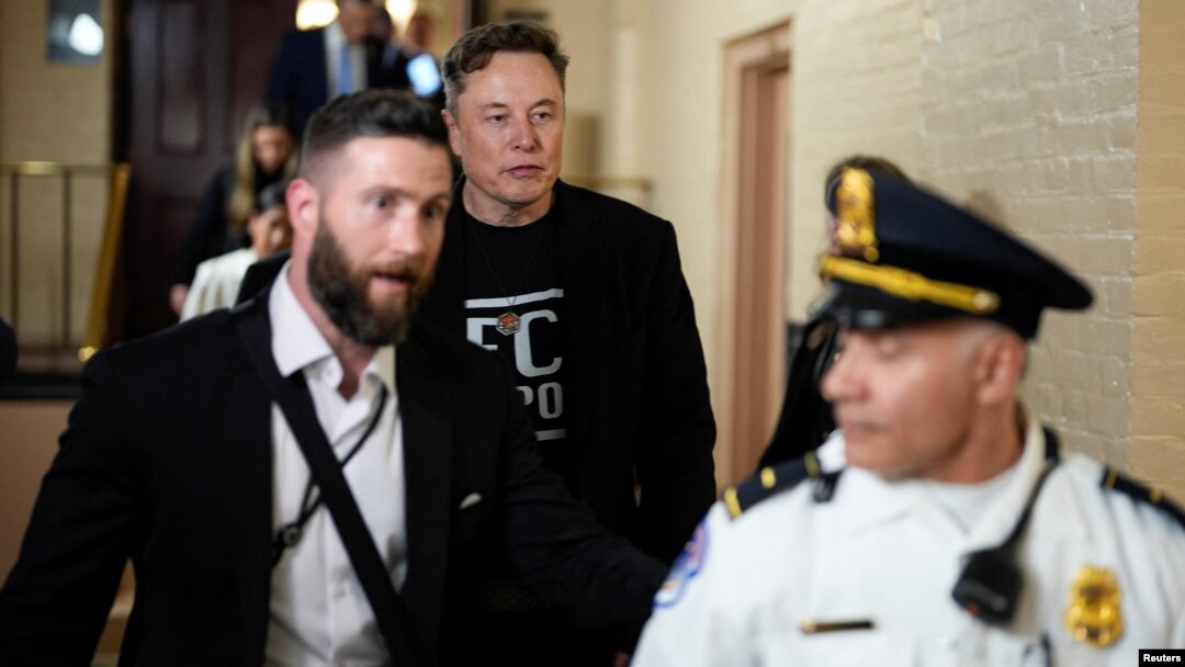 Elon Musk rive nan Capitol la pou yon rankont ak Repibliken Lachanm yo, 5 Mas, 2025. 
