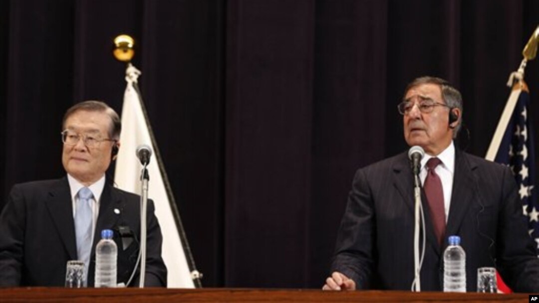 Američki sekretar za odbranu Lion Paneta (D) i njegov japanski kolega Satoši Morimoto na konferenciji za novinare u Tokiju
