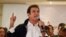 El candidato presidencial de la Alianza de Oposición de Honduras, Salvador Nasralla habla con seguidores durante una reunión en Tegucigalpa, Honduras, Nov. 26, 2017. 