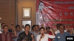 Rieke Diah Pitaloka bersama elemen buruh di Surabaya, mendeklarasikan dukungan untuk Jokowi sebagai Presiden, Rabu, 30 April 2014 (Foto: VOA/Petrus Riski)